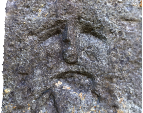 Ref 20212301-1  - 23 janvier 2021 - 2ème sculpture d'un visage anthropomorphe - Ariège, France